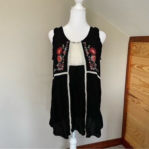 Umgee Black Sleeveless Crochet Floral Embroidered Top Small